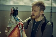 Andreas Zollner (David Zimmerschied) sucht nach Hinweisen.