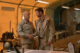 Colonel Mulholland (William Fichtner, l.); Captain Mitch Nelson (Chris Hemsworth, r.)