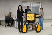 Ein Team um Informatikerin Prof. Dr. Cristina Olaverri-Monreal (2. v. links) von der Johannes Kepler Universität Linz hat den Prototypen entwickelt, um Brief- und Paketzusteller zu unterstützen.