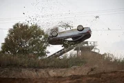 Bei der Verfolgung Van Bergens hebt Ben mit seinem Dienstwagen ab landet in der Kiesgrube...
