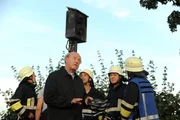 Pfarrer Kurz (Hans Stadlbauer) schickt ein Dankgebet zum Himmel. Pfarrer Kurz (Hans Stadlbauer) schickt ein Dankgebet zum Himmel.