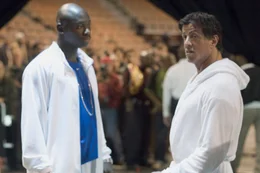 Der Box Champion Rocky Balboa (Sylvester Stallone, r.) hat l&auml;ngst die Handschuhe an den Nagel geh&auml;ngt. Seit dem Tod seiner geliebten Frau schwelgt er nur noch in Erinnerungen. Als jedoch eine Computersimulation errechnet, dass Rocky den aktuellen Schwergewichts-Champion (Antonio Tarver, l.) besiegen k&ouml;nnte, steigt er ein allerletztes Mal in den Ring ...