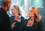 Eine Frauenleiche wurde gefunden. Catherine (Marg Helgenberger, r.) und Riley (Lauren Lee Smith) beginnen ihre Ermittlungen in der "Dark Water-Bar", wo ihnen ein mit allen Wassern gewaschener Clubbesitzer begegnet.
