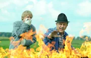 Xaver und Schattenhofer müssen sich vor den Flammen schützen. Von links: Xaver (Michael Schreiner) und Lorenz Schattenhofer (Werner Rom). Xaver und Schattenhofer müssen sich vor den Flammen schützen. Von links: Xaver (Michael Schreiner) und Lorenz Schattenhofer (Werner Rom).