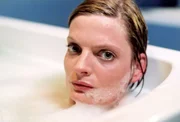 Als Manu (Constanze Priester) die Augen &ouml;ffnet, erkennt sie, dass es nicht Walter war, die sie gek&uuml;sst hat...