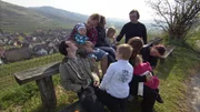 Die Familie kurz bevor sie ihr neues zu Hause betreten.