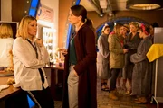 Katharina Hahn (Bianca Hein, r.) befragt Bettina Brehme (Karin Thaler, l.), während Toni Bischoff (Amanda da Gloria, hinten) mit den Models spricht.
