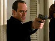 Stabler (Christopher Meloni) kommt gerade noch rechtzeitig in den Keller des Hauses, wo ein Verdächtiger schon wieder ein junges Mädchen gefangen hält. Stabler (Christopher Meloni) kommt gerade noch rechtzeitig in den Keller des Hauses, wo ein Verdächtiger schon wieder ein junges Mädchen gefangen hält.