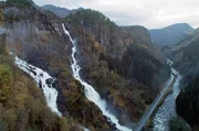 Wasserfälle an den norwegischen Fjorden: In den Felsschluchten treffen das Süßwasser der Gletscher und das Salzwasser des Meeres aufeinander.