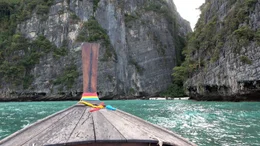 Zwischen den imposanten Felsinseln des Adamanen-Archipels verbergen sich traumhafte Lagunen wie die von Ko Phi Phi Leh.