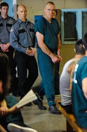 Hat eine wichtige Information für Holmes: Sebastian Moran (Vinnie Jones, stehend r.) ... Hat eine wichtige Information für Holmes: Sebastian Moran (Vinnie Jones, stehend r.) ...