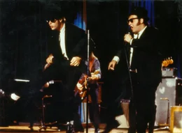 Als Jake (John Belushi, r.) aus dem Gef&auml;ngnis entlassen wird, beschlie&szlig;en er und sein Bruder (Dan Aykroyd, l.), die alte Band wieder zum Leben zu erwecken. Bis der erste Auftritt &uuml;ber die B&uuml;hne gehen kann, haben die Beiden abern och einiges vor sich ...