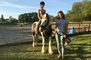 Lisa-Marie Klugstedt (l) macht sich mit Moderatorin Lisa Kesel auf zu einem Reitausflug.