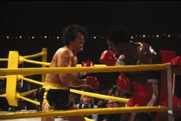 Als es finanziell abw&auml;rts geht, entschlie&szlig;t sich Rocky (Sylvester Stallone, l.), gegen den schwarzen Weltmeister (Carl Weathers, r.) anzutreten, obwohl er scheinbar chancenlos ist ...