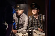 Eine dramatische Nachstellung zeigt, wie Oberleutnant Ulrich Abel und Chefingenieur Kurt Druschel an Kuschs antinazistischen Äußerungen Anstoß nehmen. (L-R) Chris Hoffmann, Niklas Polmann.