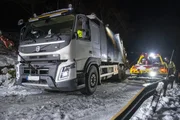Björn bittet Thord um Hilfe, der mit seinem Pickup zur Rettung kommt.