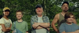 Mit viel Enthusiasmus k&ouml;nnen Max (Oscar Desgagn&eacute;s, 2. von links) und Charles (Joey B&eacute;langer, rechts) die Dorfbewohner &uuml;berzeugen, ihre Idee zu unterst&uuml;tzen. Dazu geh&ouml;ren u.a. der arbeitslose Trinker Raymond (Beno&icirc;t Bri&egrave;re, Mitte), der alles verloren hat; Martin (Justin Laram&eacute;e, 2. von rechts) und seine Tochter, die smarte Alice (Emma Bao Linh Tourn&eacute;, links), die sich um das Marketing k&uuml;mmern will.
