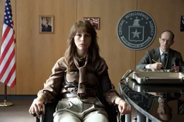 Doppelagentin Saskia Starke (Petra Schmidt-Schaller) beim Verh&ouml;r mit dem L&uuml;gendetektor.