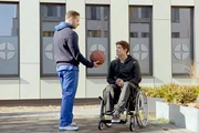 Ben (Philipp Danne, r.) ist noch etwas verunsichert, fasst aber wieder neuen Mut. Er lässt sich sogar zu einem Basketballspiel mit Rivalen Dr. Moreau (Mike Adler, l.) überreden. [Dr. Matteo Moreau (Mike Adler), Ben Ahlbeck (Philipp Danne)]