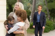 Annabelle (Dervla Kirwan) passt auf die beiden Töchter von Max auf. Er muss mit Thomas (Ioan Gruffudd) zu einem wichtigen Termin.