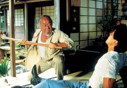 Chozen (Yuji Okumoto, r.) - der Neffe eines alten Freundes von Mister Miyagi (Pat Morita, l.) - hat noch eine Rechnung mit ihm offen. Da Chozen nicht nachl&auml;sst, ist Mister Miyagi gezwungen, zu handeln.