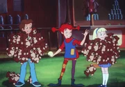 Pippi gewinnt an der Wurfbude so viele Teddybären, daß Tommy und Annika sie kaum noch tragen können.