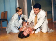 Die schwangere Hanna Felber (Nicole Beutler) erleidet einen epileptischen Anfall. Das stellt die Ärzte Dr. Globisch (Andrea Kathrin Loewig, links) und Dr. Heilmann (Thomas Ruehmann, rechts) vor eine fast unlösbare Aufgabe. Wird die Patientin ihr Kind behalten können?