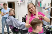 Die Friseurmeisterinnen Iwona (li.) und Aneta (re.) spüren den harten Preiskampf. Trotz gestiegener Energiekosten können sie ihre Preise kaum erhöhen, die Kunden wollen es billig und Konkurrenz gibt es genug. Die Friseurmeisterinnen Iwona (li.) und Aneta (re.) spüren den harten Preiskampf. Trotz gestiegener Energiekosten können sie ihre Preise kaum erhöhen, die Kunden wollen es billig und Konkurrenz gibt es genug.
