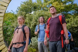 Dani reist mit ihrem Freund Christian und seiner Clique in die abgeschiedene Kommune ihres schwedischen Kommilitonen Pelle. Von links: Dani (Florence Pugh), Pelle (Vilhelm Blomgren) und Christian (Jack Reynor).