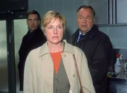 Die Großmutter des ermordeten Mädchens, Anna Kurz (Ruth Reinicke), versucht bei den Kommissaren Bonhoff (Wolfgang Krewe, hi.li.) und Kehler (Wolfgang Bathke) den Verdacht auf den gewalttätigen Vater des Kindes zu lenken.