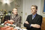Das prachtvolle Essen entpuppt sich als sehr steife und unlustige Angelegenheit. Dr. Schmidt (Watler Sittler, re.) verbreitet eine so kühle Atmosphäre, dass das Lächeln von Dr. Brummel (Roland Jankowsky) gerfiert.
