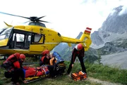 Die Bergretter Tobias Herbrechter (Markus Brandlm, l.), Toni Stössl (Martin Klempnow, 2.v.l.), Andreas Marthaler (Martin Gruber, 2.v.r.) und Bea Kleinert (Paula Paul, r.) machen die verunglückte Wandererin transportklar.