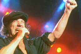 Dank der elektrisierenden Energie von Frontmann Brian Johnson rissen die Hardrock-Legenden das Publikum 1991 im Donington Park mit.