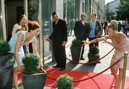 Der Schreiner Johannes (Max Herbrechter, hinten li.) und sein Neffe Moritz (Julius Jellinek, hinten re.) betrachten am&uuml;siert, mit welcher Hektik die Stilberaterin Juliane (Claudine Wilde, re.) und ihre Assistentin Linette (Jutta Fastian) eine Ausstellung er&ouml;ffnen.