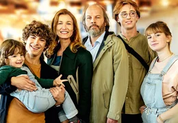 Die Familie von Madame Annie erlebt nach dem Fund eines positiven Schwangerschaftstests eine turbulente Zeit. Von links: Antoine (Antoine Fabre), C&eacute;sar (Matteo Perez), Annie (Alexandra Lamy), Laurent (Philippe Katerine), Max (Joaquim Fossi) und Poupi (Chlo&eacute; Barkoff-Gaillard)
