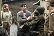 K&auml;the (Picco von Groote) beobachtet hilflos, wie Adi (Ken Duken, 2.v.l.) Widerstand gegen die von dem US-Colonel (Christopher Buchholz, r.) angeordnete Sprengung der Fabrik leistet und von einem GI (Komparse) zur&uuml;ckgehalten wird.