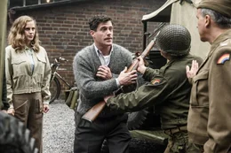 K&auml;the (Picco von Groote) beobachtet hilflos, wie Adi (Ken Duken, 2.v.l.) Widerstand gegen die von dem US-Colonel (Christopher Buchholz, r.) angeordnete Sprengung der Fabrik leistet und von einem GI (Komparse) zur&uuml;ckgehalten wird.