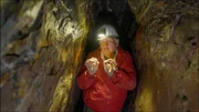 Der Geologe Colin Devey ist auf Schatzsuche im Eisenberg bei Korbach in Hessen, einem historischen Goldabbaugebiet. Der Geologe Colin Devey ist auf Schatzsuche im Eisenberg bei Korbach in Hessen, einem historischen Goldabbaugebiet.