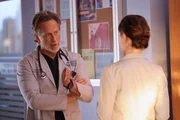 Chicago Med Staffel 10 Folge 2 Er gibt ihr zu verstehen, wer der Boss ist: Steven Weber als Dr. Dean Archer, Sarah Ramos als Dr. Caitlin Lenox (von hinten)