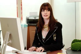 Der Job als zweite Assistentin der m&auml;chtigen Miranda Priestly, stellt nicht nur Andys (Anne Hathaway) Kleiderschrank, sondern auch ihr privates Liebesleben v&ouml;llig auf den Kopf ...