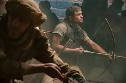 Robin of Loxley (Taron Egerton, r.)