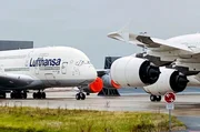 Eine stillgelegte A380-LH-Flotte auf dem Rollfeld des Flughafen Frankfurts.