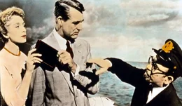 Auf dem Luxusdampfer lernen sich Terry McKay (Deborah Kerr, li.) und Nickie Ferrante (Cary Grant, Mi.) so gut kennen und lieben, dass sie ihre jeweiligen Verlobungen l&ouml;sen und eine gemeinsame Zukunft planen wollen.