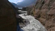 Canyon der Pasterze mit dem Zufluss der jungen Möll, der die Gletscherstirn mit dem Pasterzensee verbindet.