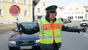 (Noch) kein Mord in Sicht: Dorfpolizist Franz Eberhofer (Sebastian Bezzel) langweilt sich beim niederkaltenkirchener Verkehrsdienst.