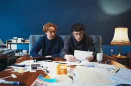 Moritz Henneberg (l.) und Julius Drost (r.) bei der Recherche nach dem Filmdieb Samuel Felinton.