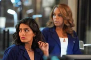 Allie Rajan (Mandeep Dhillon, l.) und Maxine Roby (Paula Newsome, r.)  +++