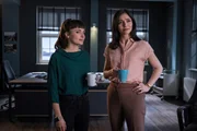 Franzi Berger (Paula Schramm, l.) und Sarah Khan (Pegah Ferydoni, r.) besprechen, wie man an die Infos aus den computergesteuerten Geräten des toten Jungbauern kommt. Natürlich nur auf legalem Wege.
