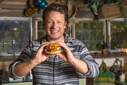 Jamie Oliver mit einem saftigen Burger mit frischem Zuckermais.