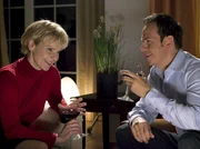 Als Kathrin Globisch (Andrea Kathrin Loewig) ihre Tochter abholen will, ist Steffen Frahm (Moritz Lindbergh) überraschend allein zu Hause. Er lädt Kathrin auf ein Glas Wein ein.